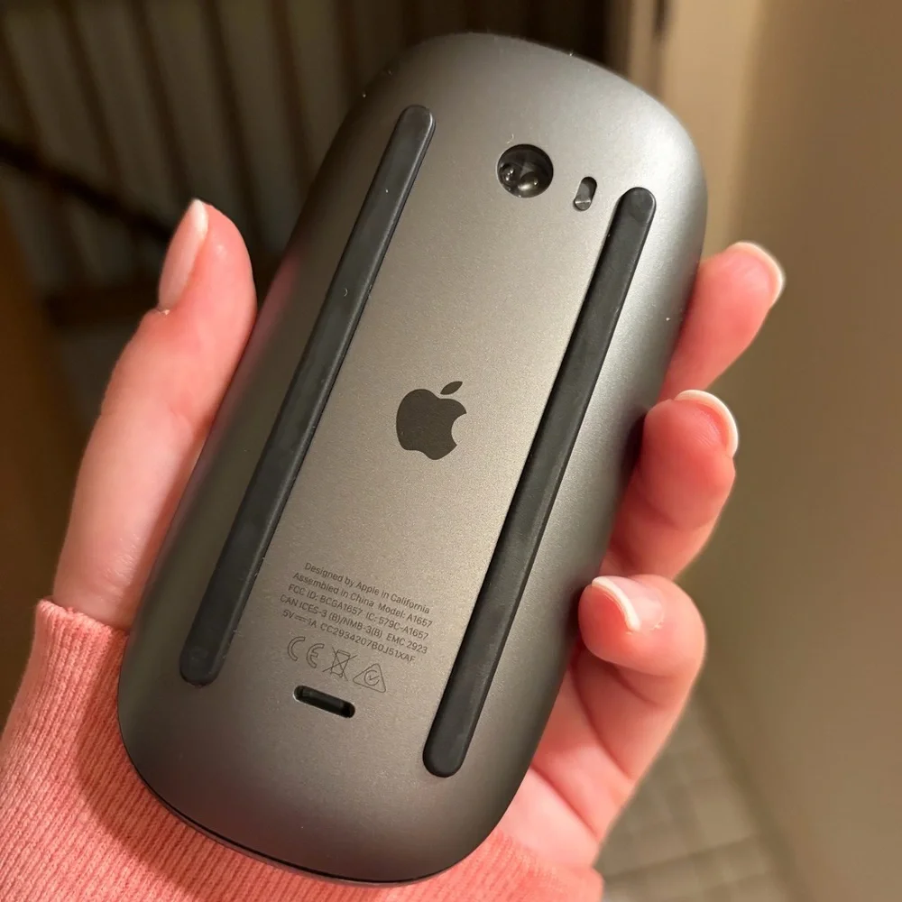 APPLE MAGIC MOUSE (black, lightning port) — LIKE NEW
